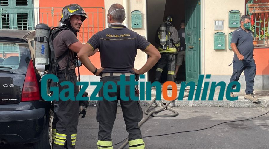 Riposto, divampa incendio nel garage di una palazzina. Scoppia il panico: una intossicata VIDEO