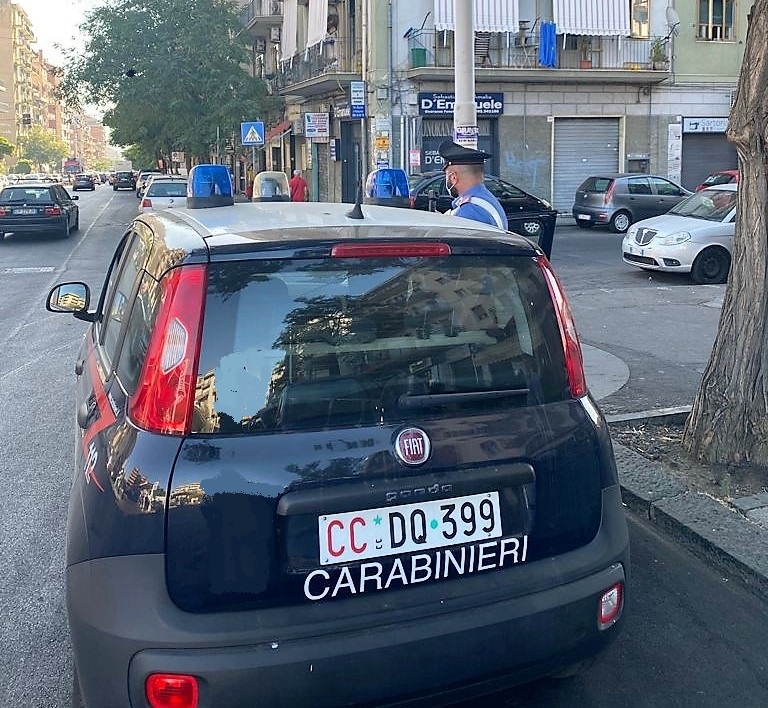 Tenta di taglieggiare uno studente universitario: arrestato malandrino di quartiere