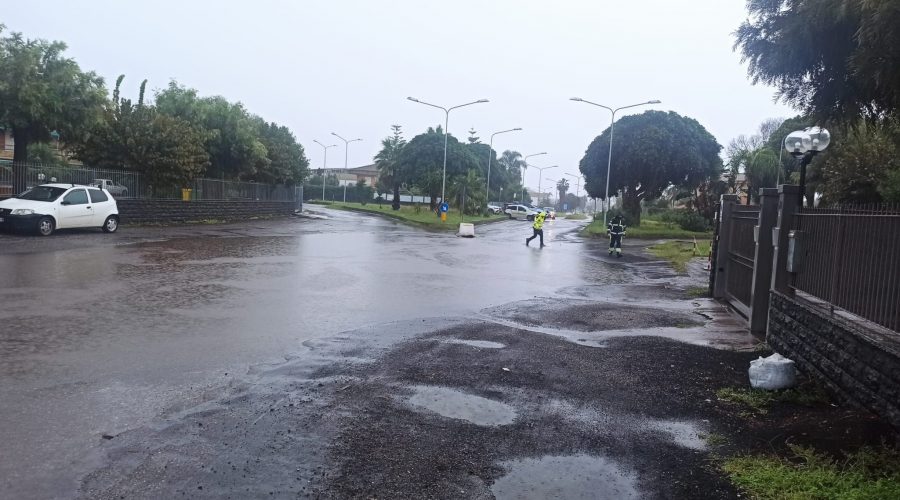 Maltempo a Mascali, diversi i disagi. Istituito il doppio senso di marcia su via Spiaggia