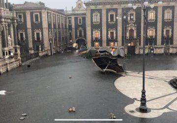 Tornado a Catania, ingenti danni. Alberi caduti e strade allagate  FOTO