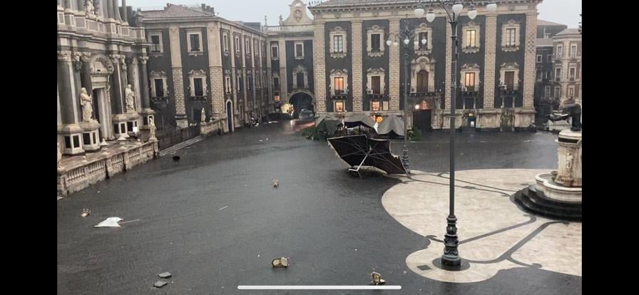 Tornado a Catania, ingenti danni. Alberi caduti e strade allagate  FOTO