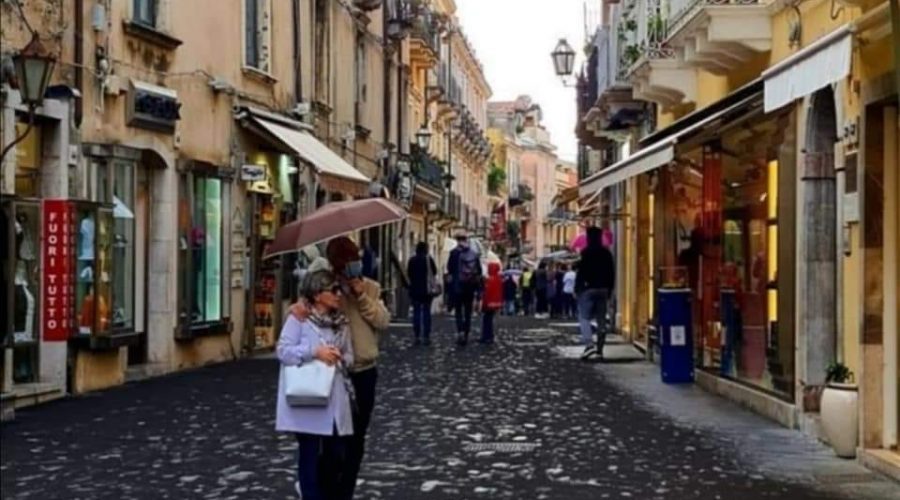 Etna, pioggia di lapilli in A18 e Taormina. Danni alle auto a Piedimonte Etneo