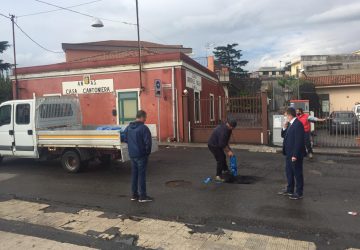 Giarre, Cantarella sindaco operaio: "tappa i buchi" sulla Statale