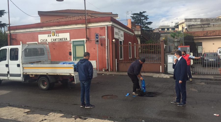 Giarre, Cantarella sindaco operaio: “tappa i buchi” sulla Statale