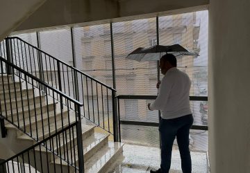 Giarre, alloggi a rischio e vano scala allagato in via Teatro. Da un tombino sgorgano liquami fognari VIDEO