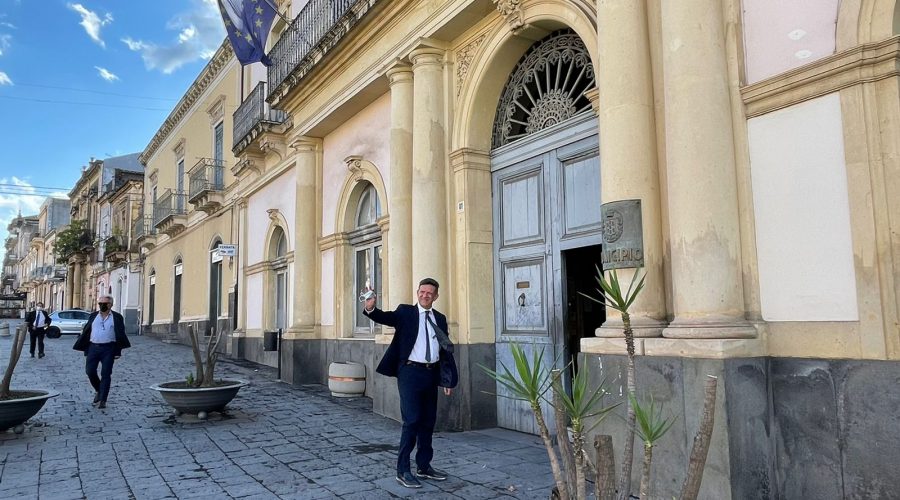 Giarre, il sindaco Cantarella taglia del 30% le indennità degli amministratori