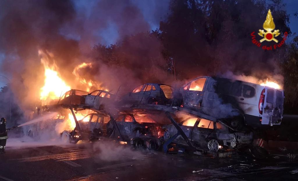 A18, camion bisarca prende fuoco poco dopo lo svincolo di Giarre VIDEO