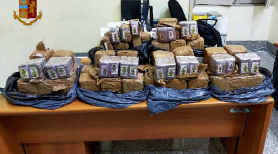 Camionista con 55 chili di droga beccato allo svincolo autostradale di San Gregorio