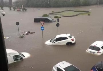 Catania sommersa dalla pioggia torrenziale. Una vittima a Gravina VIDEO