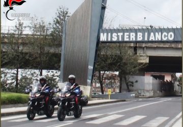 Rubano costosi capi di abbigliamento: due donne arrestate