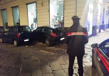 Cerca di sfuggire ai carabinieri ma si schianta con l’auto