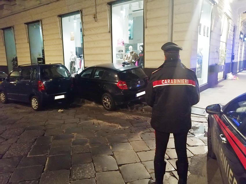 Cerca di sfuggire ai carabinieri ma si schianta con l’auto