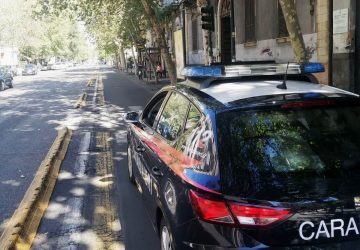 Catania, aggredisce ad ombrellate i passanti e danneggia un bar: extracomunitario in manette