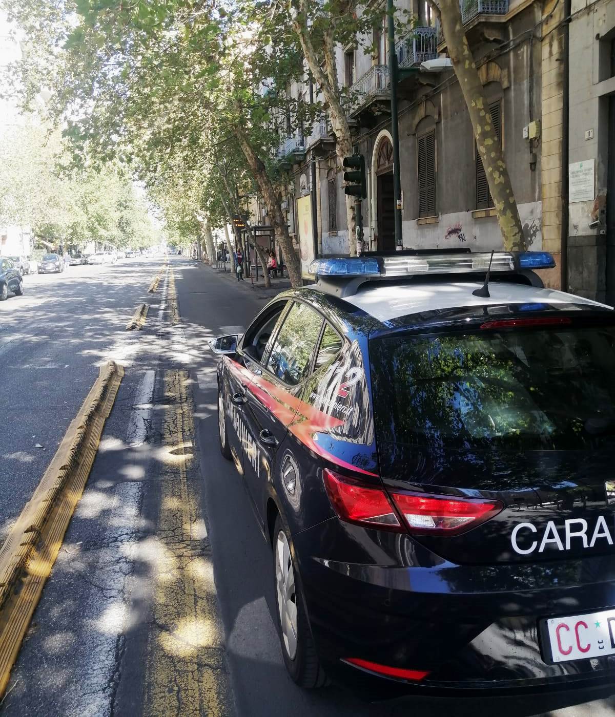 Catania, aggredisce ad ombrellate i passanti e danneggia un bar: extracomunitario in manette