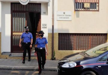 Misterbianco, fugge col bambino in braccio rifugiandosi in caserma: fermato il compagno