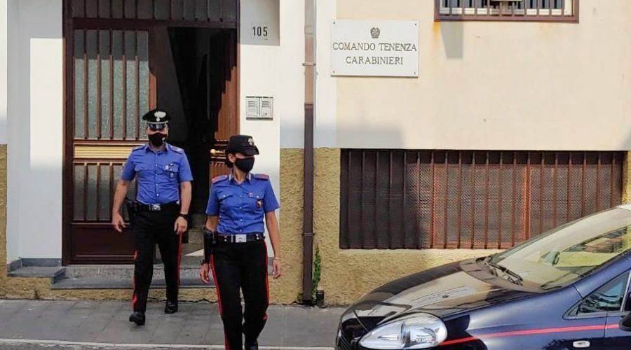 Misterbianco, fugge col bambino in braccio rifugiandosi in caserma: fermato il compagno