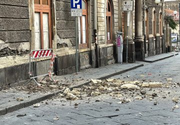 Giarre, nuovo crollo di intonaco da un palazzo in corso Italia VD
