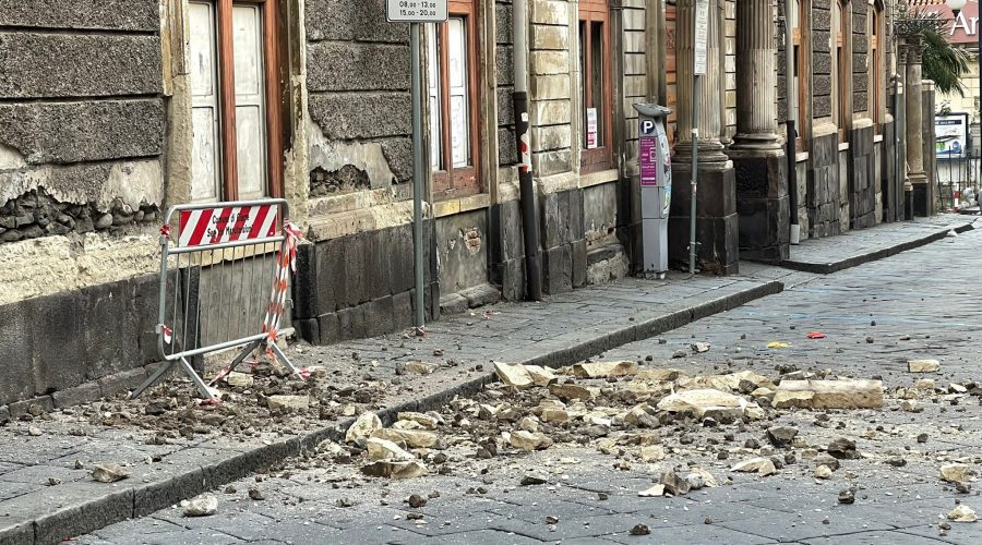 Giarre, nuovo crollo di intonaco da un palazzo in corso Italia VD
