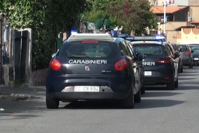 Forza posto di controllo: inseguimento con sparatoria dei carabinieri