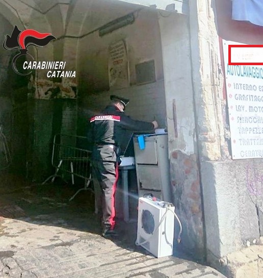 Catania, autolavaggio a zero costi di esercizio: acqua e luce gratis