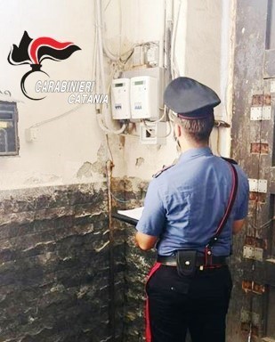 Caltagirone, casa inadatta a ricevere il figlio ai “domiciliari” perché il padre e la compagna rubano energia elettrica