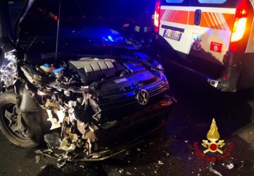 Auto piomba su ambulanza ferma per un soccorso: feriti medico e infermiera