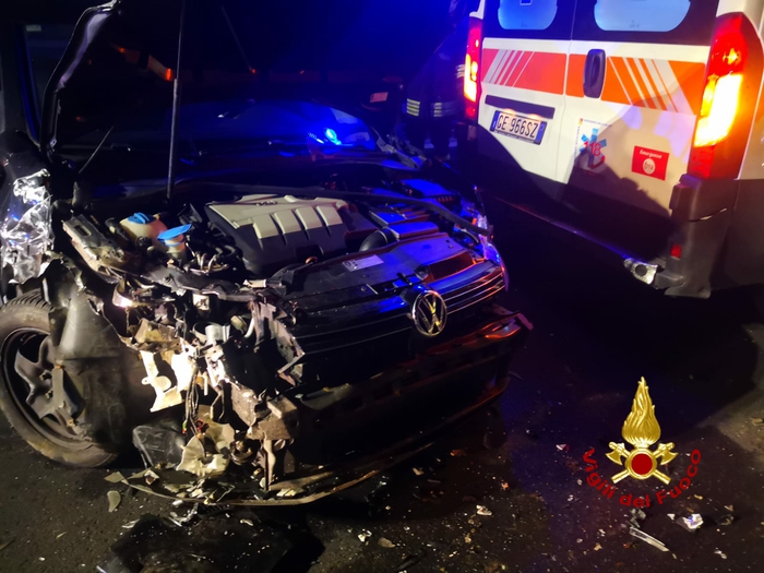 Auto piomba su ambulanza ferma per un soccorso: feriti medico e infermiera