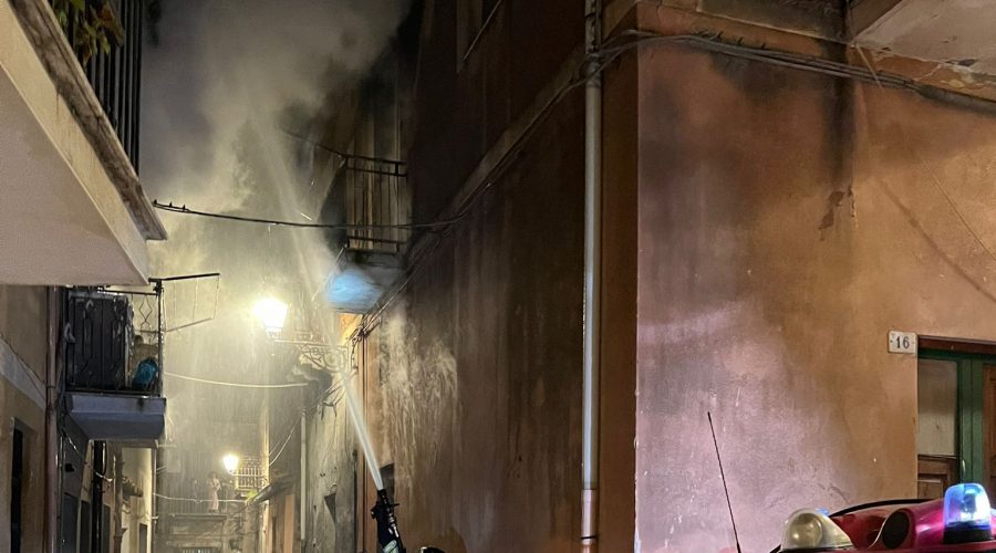 Adrano, incendio in un’abitazione: muore un 51enne