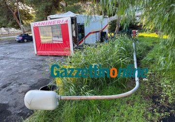 Giarre: cade palo della pubblica illuminazione, sfiorata la tragedia