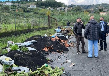 Mascali, sul viale Kennedy una gigantesca pattumiera. Intervento del sindaco
