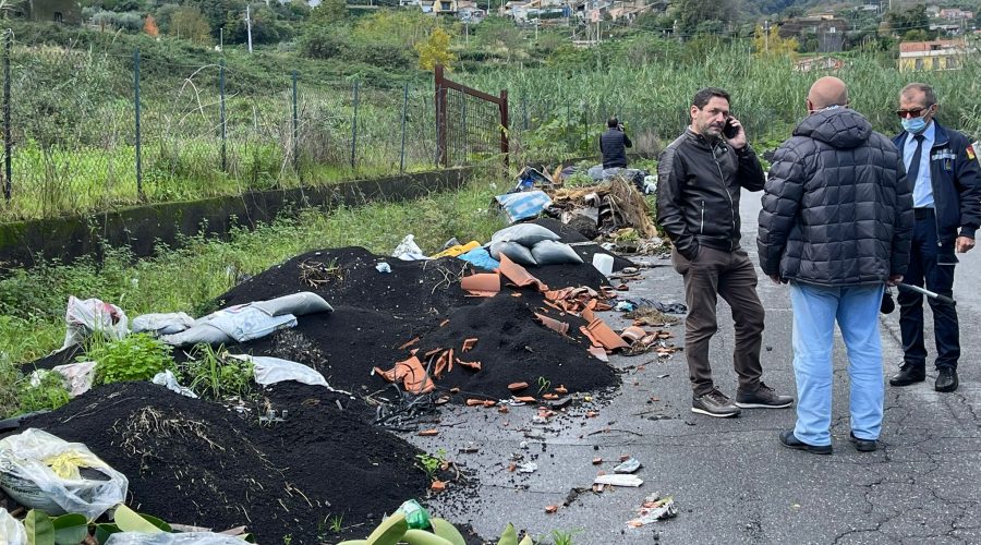 Mascali, sul viale Kennedy una gigantesca pattumiera. Intervento del sindaco