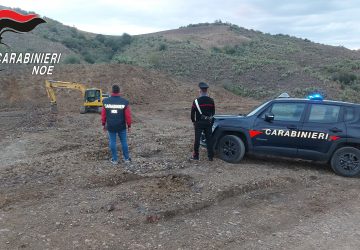 Sequestrata cava abusiva di tufo, un escavatore e un autocarro. Denunciate due persone
