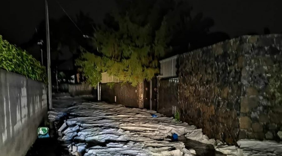 Allerta meteo, a Santa Venerina un fulmine cade su una casa. A Riposto crollo di cornicioni  VIDEO