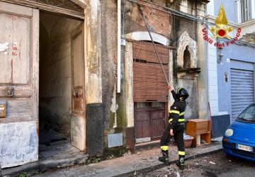 Crolla un solaio in via Fenga. Ferita una donna. Al lavoro i Vigili del fuoco