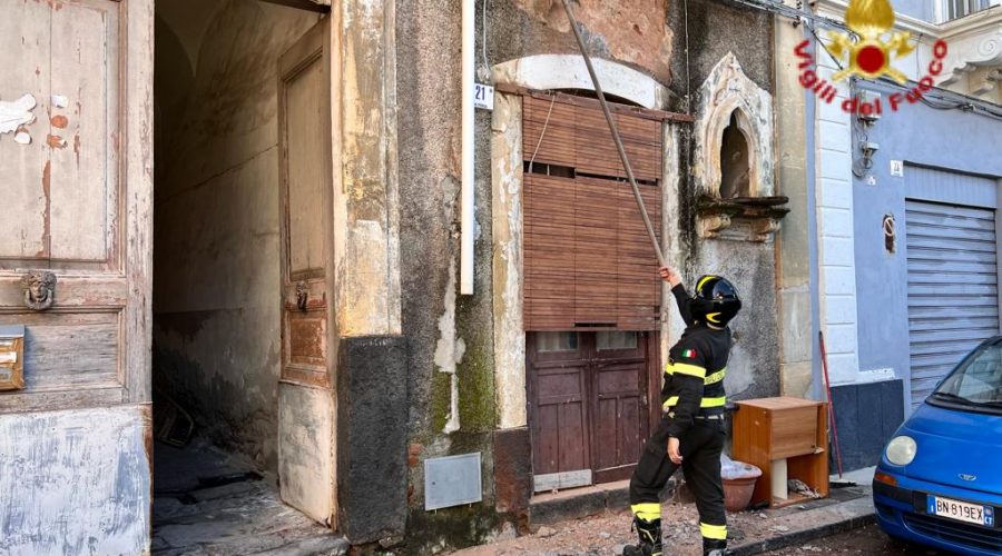 Crolla un solaio in via Fenga. Ferita una donna. Al lavoro i Vigili del fuoco