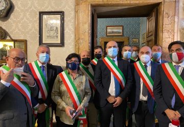 Il sindaco Caragliano con i sindaci siciliani dell'Anci contro la Manovra 2022 del Governo Draghi.
