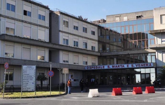 Ospedale di Acireale: eseguito in urgenza intervento in laparoscopia ginecologica con paziente sveglia