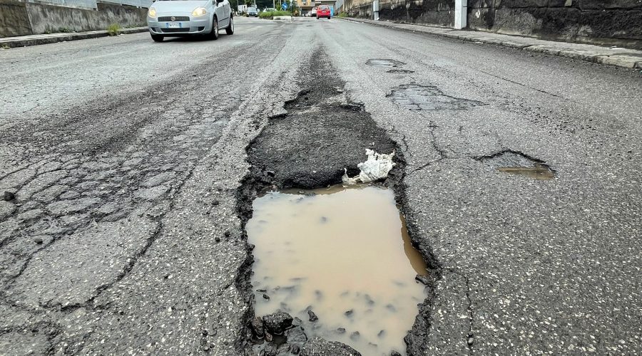 Giarre, buche, dislivelli, strade dissestate e transenne eterne
