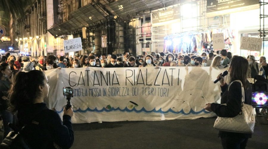 Partecipato corteo per chiedere la messa in sicurezza di Catania