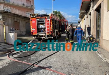 Giarre, tragedia sfiorata in una abitazione di via San Matteo: a fuoco auto gpl e masserizie VIDEO