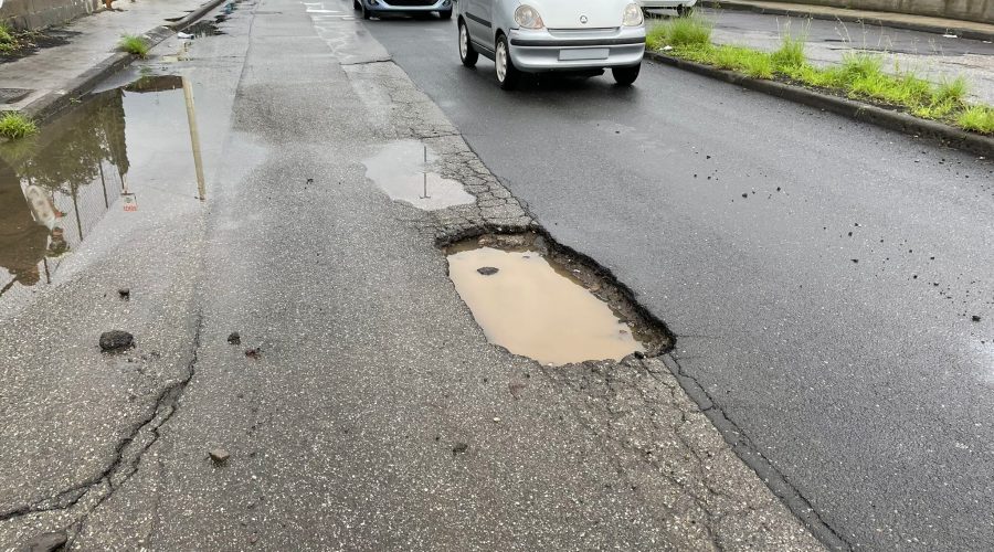 Giarre, strade martoriate dalle buche e tempi lunghi della burocrazia. Ufficio tecnico “ventre molle”