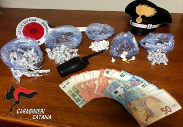 Catania, tradito dal “kit dello spacciatore”. Due arresti in 24 ore