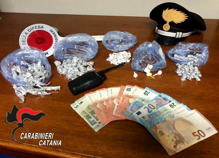 Catania, tradito dal “kit dello spacciatore”. Due arresti in 24 ore