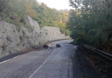 Zafferana, massi sulla Sp 92 chiusa al traffico. Intervento dei Vvf e Cc