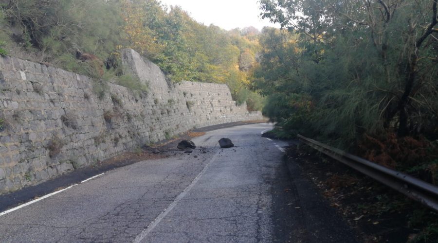 Zafferana, massi sulla Sp 92 chiusa al traffico. Intervento dei Vvf e Cc