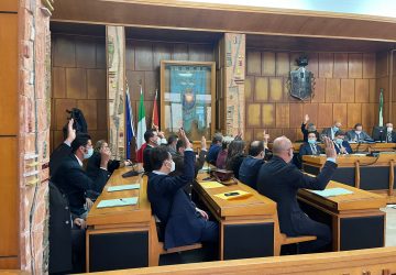 Prima seduta del Consiglio comunale a Giarre: eletto il presidente. Il sindaco completa la Giunta VIDEO