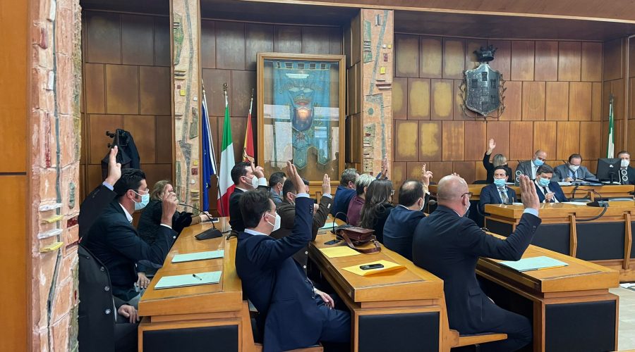 Giarre, sdolcinata seduta del Consiglio: disco verde a convenzioni e atti di indirizzo