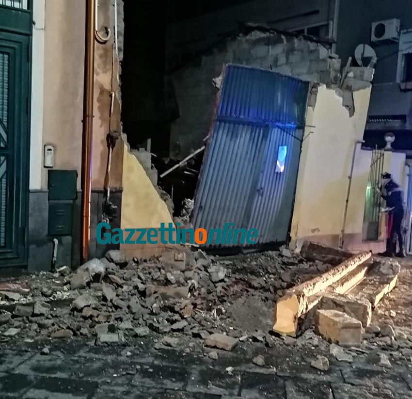 Riposto, crolla un garage in via Marconi  VIDEO