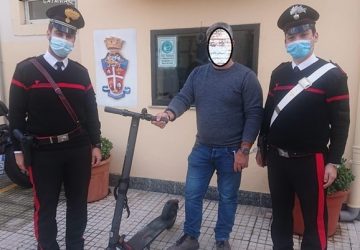 Scova il monopattino che gli è stato rubato e i Cc glielo restituiscono: due denunciati