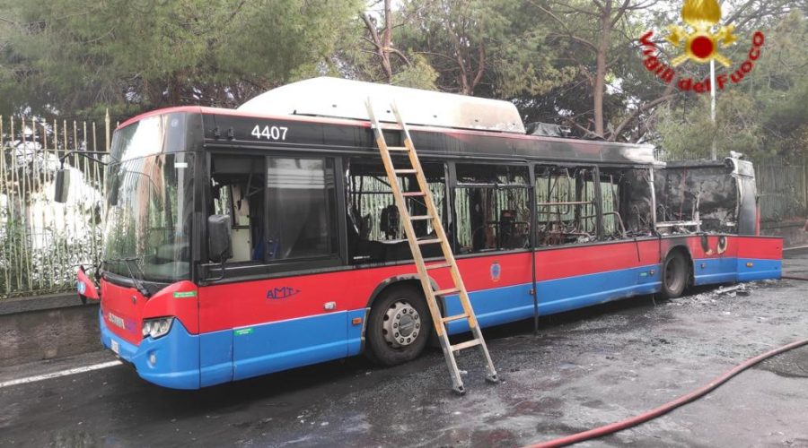 Catania, a fuoco bus a metano dell’azienda municipalizzata